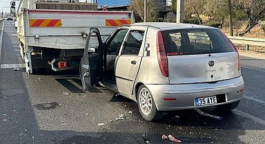Turgutlu'da otomobil kamyonete çarptı; 3 yaralı