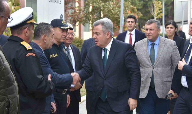 Vali Elban, yaralı 3 polisi hastanede ziyaret etti