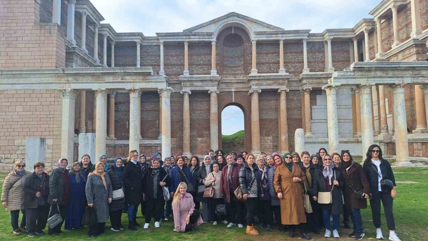 Manisalı kadınlar Salihli ilçesini 'Adım Adım' gezdi