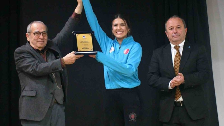 Uçan Manisalı Ruhi Sarıalp memleketinde anıldı