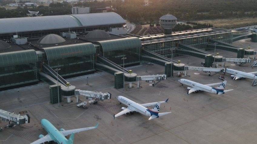 İzmir’de, kasım ayında 800 bini aşkın yolcu havayolunu kullandı