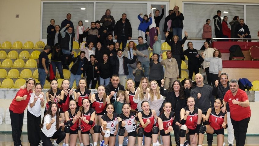 Manisa'da Küçük Kızlar Voleybol Takımı final grubuna yükseldi