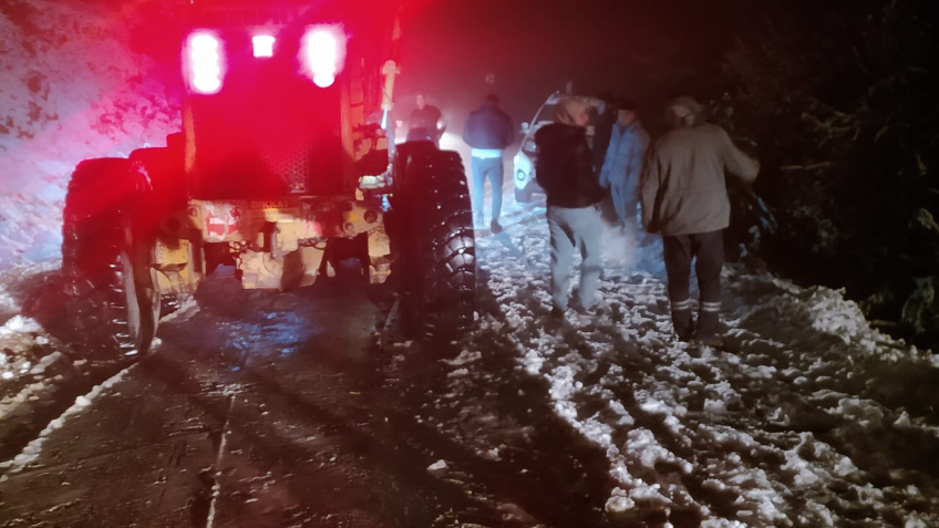 Karda mahsur kalan Turgutlulu aileler belediye ekipleri tarafından kurtarıldı