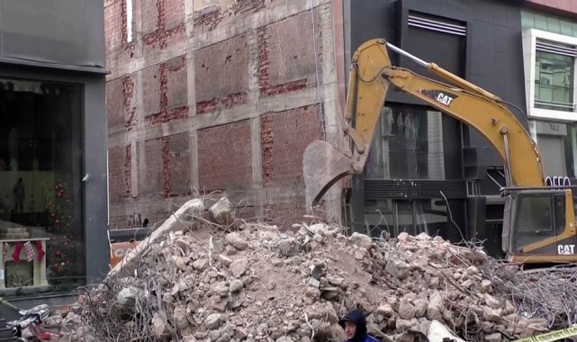 İstanbul'da çöken binada enkaz altında kalan işçiyi arama kurtarma çalışmaları 45 saattir devam ediyor
