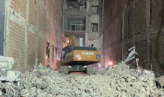 İstanbul'da çöken binanın altında kalan işçiyi kurtarma çalışmaları 40 saattir sürüyor