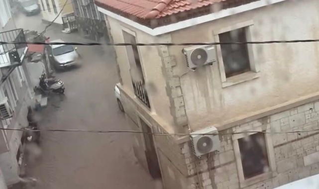 Ünlü tatil merkezi Çeşme'de caddeler göle döndü