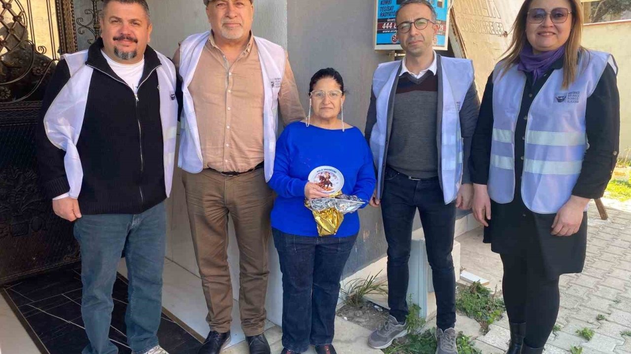 Alaşehir'de çiçek vermek yerine gıda kolisiyle destek oldular