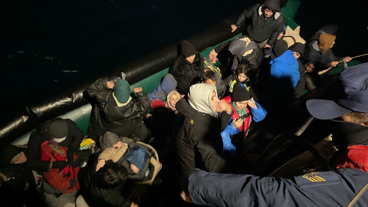 İzmir açıklarında 50 düzensiz göçmen yakalandı