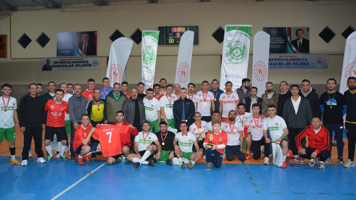 Demirci'de futsal turnuvası sona erdi