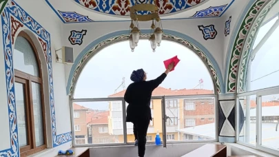 Öğrenciler mahallelerindeki camiyi temizledi