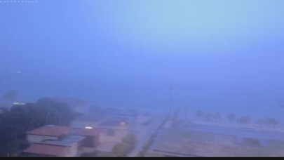 Çeşme’de şimşekler geceyi aydınlattı