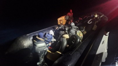 Ayvalık açıklarında 35 düzensiz göçmen Sahil Güvenlik’ten kaçamadı