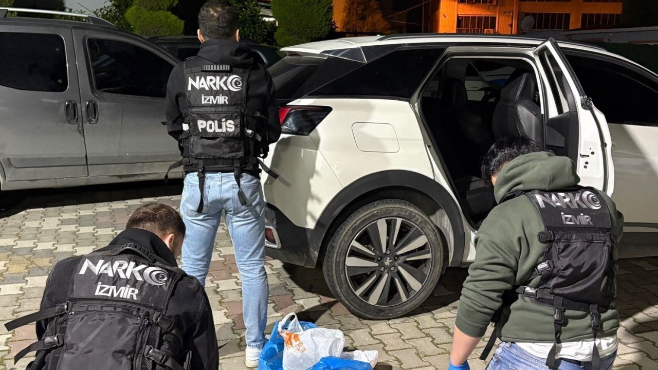 İzmir'de polisin durdurduğu araçtan uyuşturucu çıktı