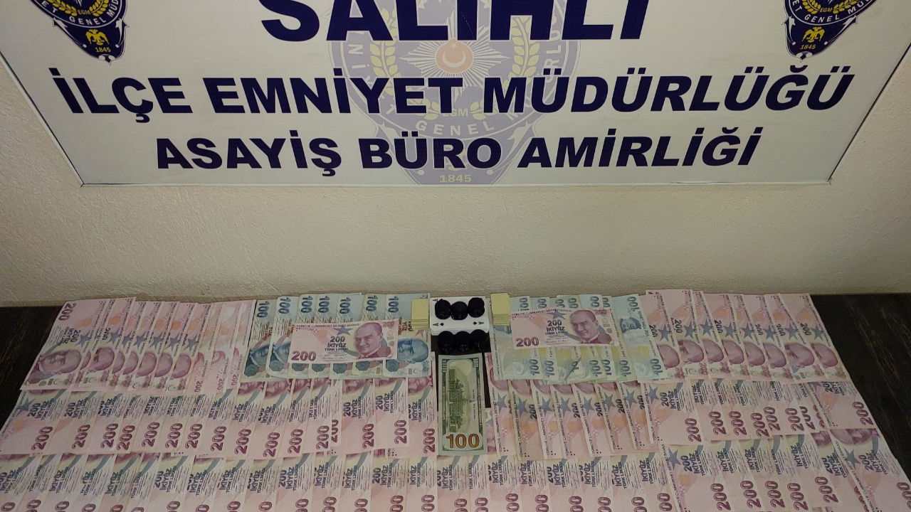Salihli'de aranan şahıslar kumar oynarken yakaladı