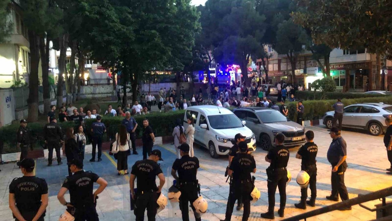 İzmir’de Cumhurbaşkanı’na hakaret içerikli duvar yazısı yazan 4 şüpheli tutuklandı