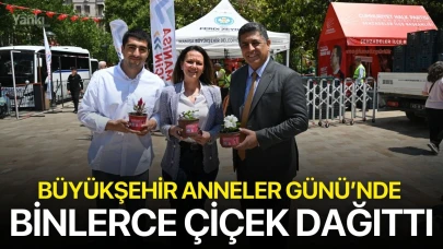 Büyükşehir Anneler Günü’nde binlerce çiçek dağıttı