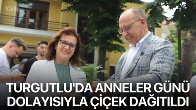 Turgutlu'da Anneler Günü dolayısıyla çiçek dağıtıldı