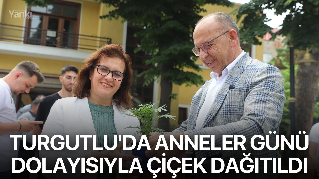 Turgutlu'da Anneler Günü dolayısıyla çiçek dağıtıldı