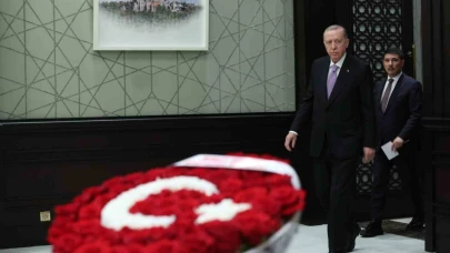 MHP Lideri Bahçeli’den Kabine’ye Türk bayraklı çiçek