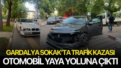 Gardalya'da trafik kazası! Otomobil yürüyüş yoluna çıktı