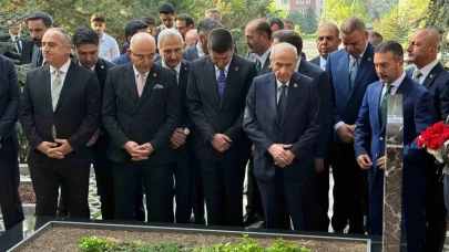 MHP Genel Başkanı Bahçeli, Alparslan Türkeş’in kabrini ziyaret etti