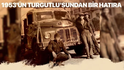 1953’ün Turgutlu’sundan Bir Hatıra: “Sabret” Yazılı Austin Kamyonun Önünde Üç Güzel İnsan