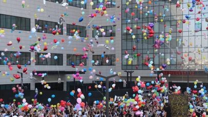 Kanser tedavisi gören çocuklar için gökyüzüne balonlar bırakıldı