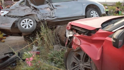 Turgutlu'da iki otomobil çarpıştı: 1'i çocuk 5 yaralı