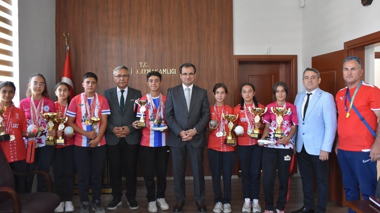 Kazandıkları kupa ve madalyaları, Salihli Kaymakamı Güldoğan’a götürdüler