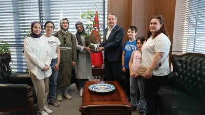Ek atama bekleyen öğretmen adayları, Eğitim-Bir-Sen Genel Başkanı Yalçın’ı ziyaret etti