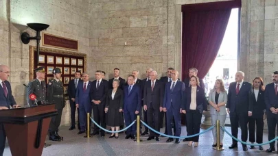 TBMM Başkanı Kurtulmuş ve Başkanlık Divanı üyeleri Anıtkabir’i ziyaret etti