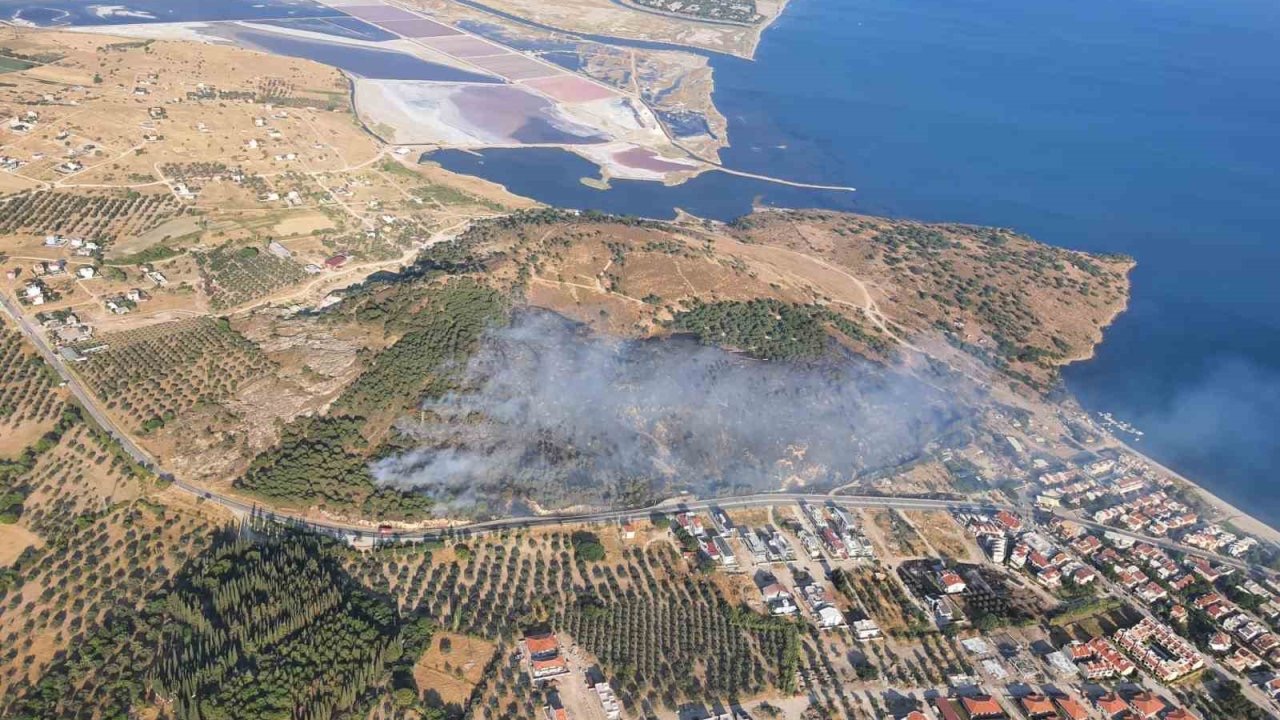 İzmir’de orman yangınına havadan ve karadan müdahale
