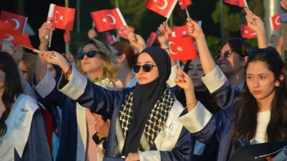 İlçede mezuniyet coşkusu, öğrenciler karanfillerle uğurlandı