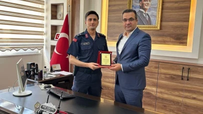 İlçe Jandarma Komutanı’na plaketle veda