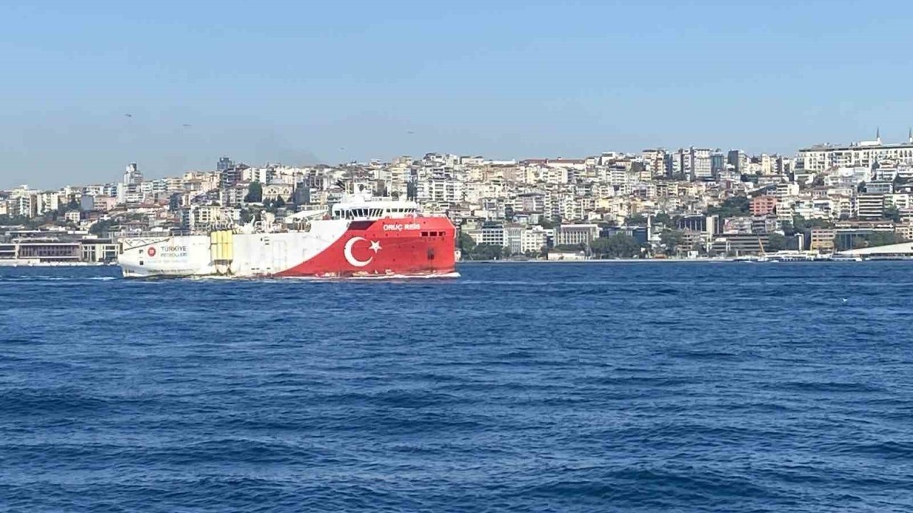 Oruç Reis Gemisi İstanbul Boğazı’ndan geçti