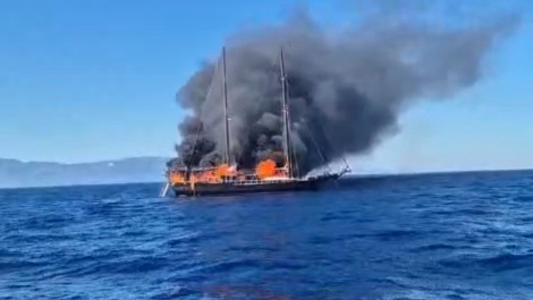 Bodrum'da tekne yanarak battı