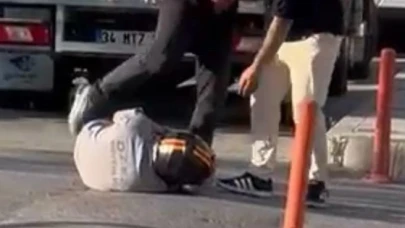 Yumrukların havada uçuştuğu kavgada motosikletli yerde tekmelendi