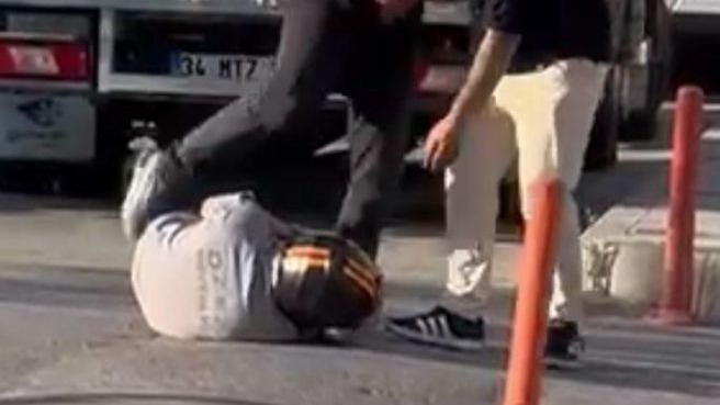 Yumrukların havada uçuştuğu kavgada motosikletli yerde tekmelendi