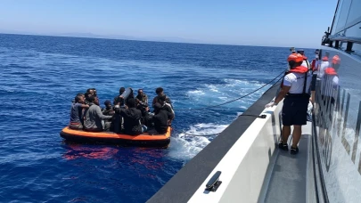 İzmir'de geri itilen 24 göçmen kurtarıldı