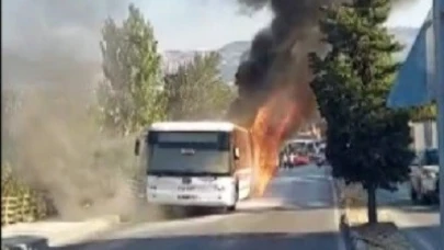 İzmir’de belediye otobüsü alev alev yandı: Yolcular canını zor kurtardı