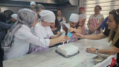 Bornova Halk Eğitim Merkezi’nde pasta atölyesi buluşması