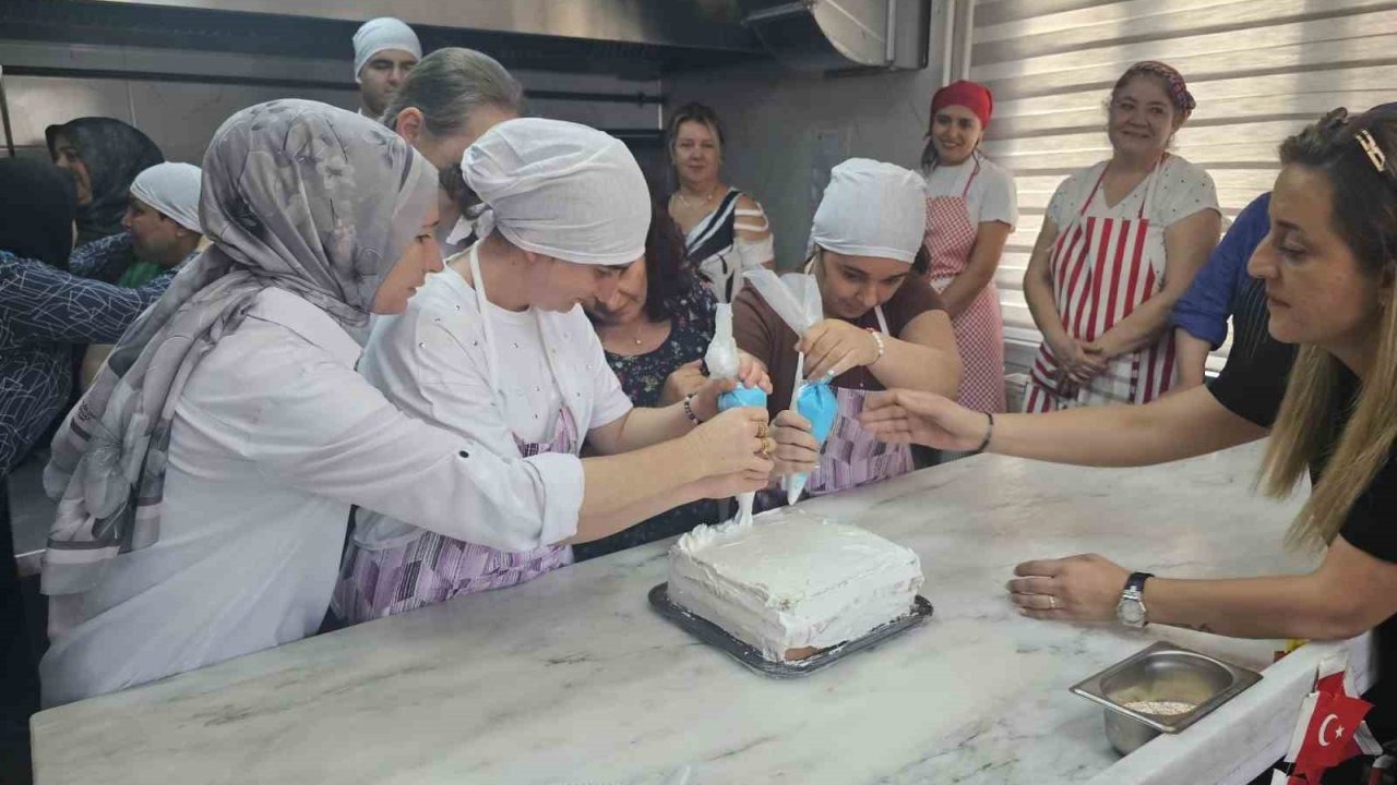 Bornova Halk Eğitim Merkezi’nde pasta atölyesi buluşması