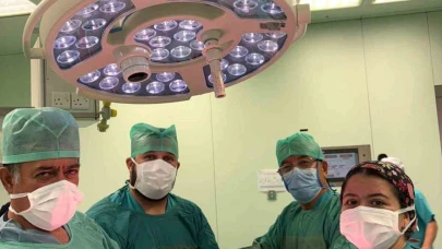 71 yaşındaki kadının karnından 9 kiloluk kitle çıkarıldı
