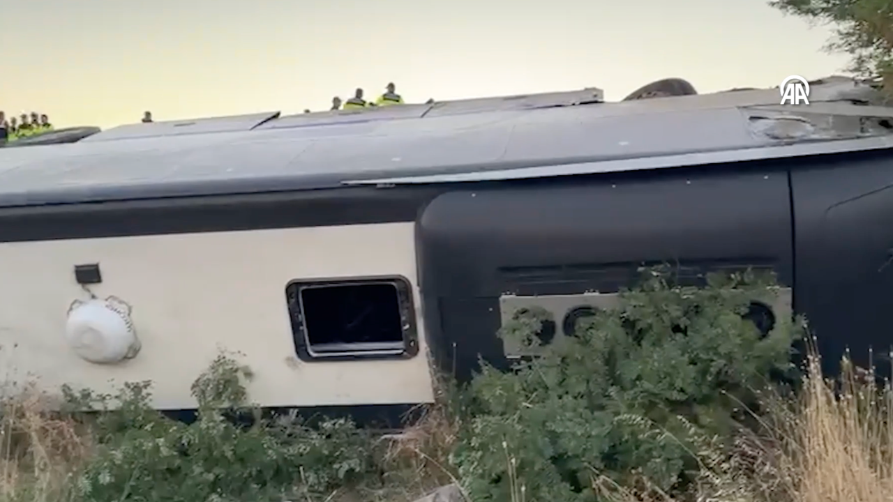 Balıkesir'de yolcu otobüsü şarampole devrildi: 27 yaralı