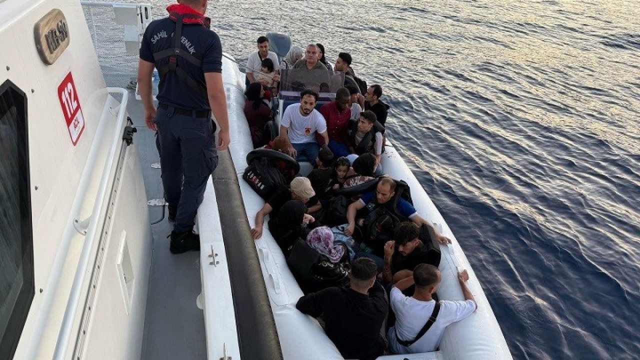 İzmir’de 31 düzensiz göçmen ve 1 kaçakçı yakalandı, 33 göçmen kurtarıldı