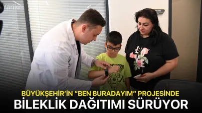 Büyükşehir’in “Ben Buradayım” Projesinde Bileklik Dağıtımı Sürüyor