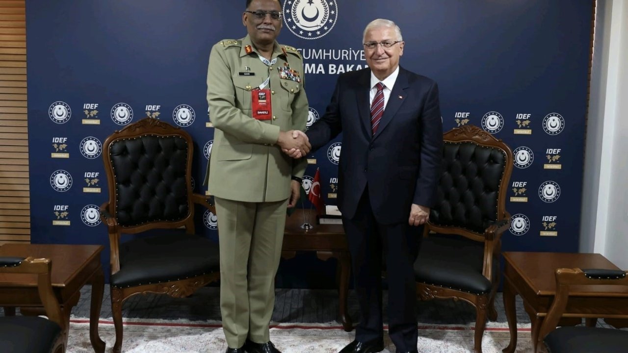 Bakan Güler, IDEF’te Vietnam ve Pakistanlı yetkilileri kabul etti