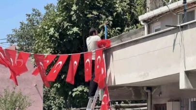 Hatay Şehidi’nin baba ocağı bayraklarla donatıldı