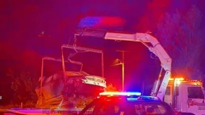 Çukura düşen otomobildeki 4 kişi yaralandı