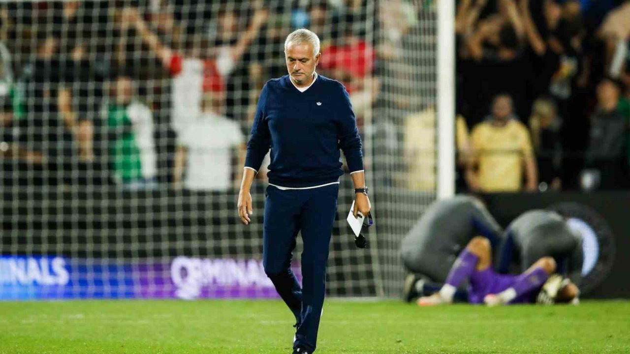 Mourinho: "Taraftarlarımızın da desteğiyle turu geçeceğimize inanıyorum"